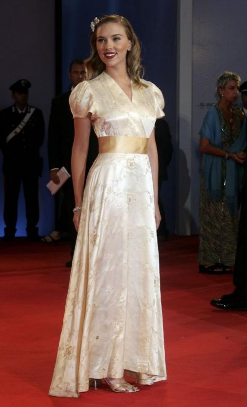 Năm 2006, Scarlett Johansson xuất hiện tại một buổi công chiếu trong thiết kế lụa vintage đầy thanh lịch. Phom váy mang hơi hướng Nhật Bản, với chi tiết quấn phía trước và dải thắt lưng bản rộng. Chất liệu lụa màu kem kết hợp họa tiết thêu giúp tổng thể trở nên nổi bật, tạo nên một trong những màn xuất hiện đáng nhớ của nữ diễn viên. Ảnh: Getty Images