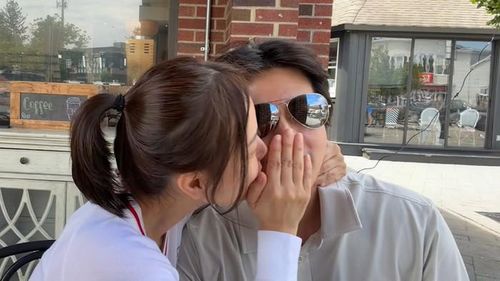 Son Tae Young ngọt ngào hôn Kwon Sang Woo khiến khán giả thích thú.