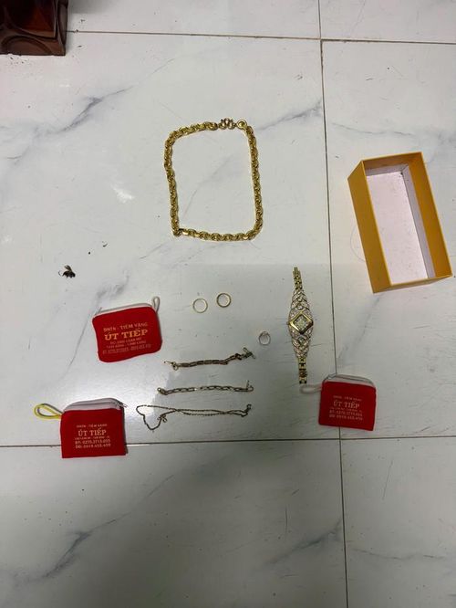 Tang vật thu giữ qua quá trình khám xét. Ảnh: Cổng TTĐT Công an tỉnh Vĩnh Long