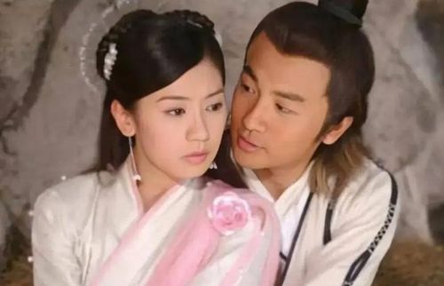 Trương Vô Kỵ và Triệu Mẫn tạo nên hai nhân vật đặc biệt khi xuất thân và lựa chọn của họ liên tục làm mờ ranh giới chính - tà.