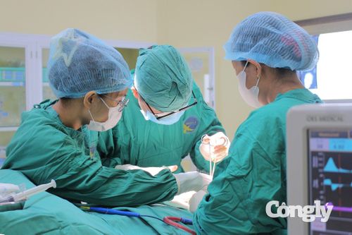 Ê kíp tiến hành phẫu thuật cho bệnh nhân.