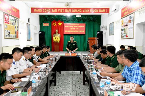Đại tá Bùi Yên Tĩnh, Phó Cục trưởng Cục Tác chiến, cơ quan thường trực Ban Chỉ đạo Bộ Quốc phòng phát biểu kiểm tra công tác chống khai thác IUU tại Đồn Biên phòng Sông Đốc (BĐBP Cà Mau)
