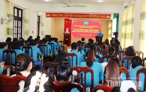 Trung tâm Chính trị phường Sầm Sơn phối hợp với Liên đoàn Lao động tỉnh tổ chức lớp bồi dưỡng nhận thức về Đảng cho cán bộ, đoàn viên công đoàn ưu tú.