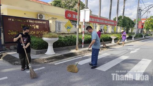 Cán bộ, viên chức và Nhân dân tham gia dọn vệ sinh môi trường tại các tuyến phố.