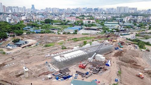 Hàng loạt trụ cầu đã được triển khai, nhiều hạng mục hạ tầng kỹ thuật đang được khẩn trương hoàn thiện, hướng tới mục tiêu đưa toàn bộ công trình vào khai thác trước ngày 31/12/2026.