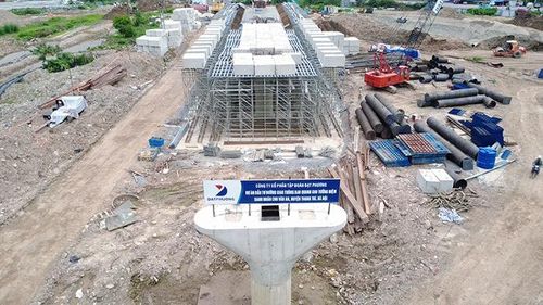 Hàng loạt trụ cầu đang dần mọc lên, tạo diện mạo mới cho công trình.
