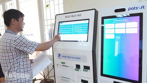 Người dân bấm số tự động để đăng ký thực hiện thủ tục hành chính tại Trung tâm Phục vụ hành chính công xã Phú Tân. Ảnh: HỒNG BIÊN