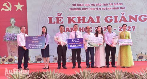 Đại diện các doanh nghiệp, cựu học sinh tài trợ học bổng đầu năm học mới cho học sinh Trường THPT chuyên Huỳnh Mẫn Đạt.