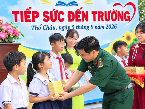 Học sinh Trường Tiểu học và THCS Thổ Châu nhận học bổng từ nhà hảo tâm tài trợ.
