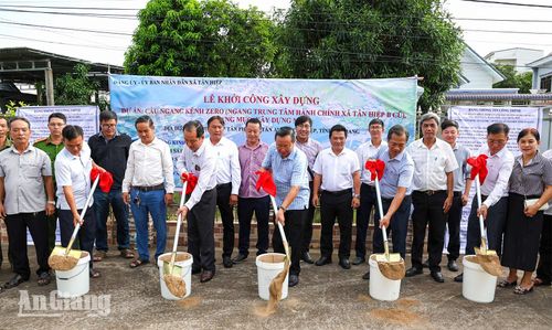Đại biểu thực hiện nghi thức khởi công xây dựng cầu Ngang Kênh Zero.