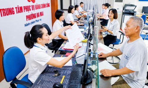  Nâng cao chất lượng phục vụ người dân, doanh nghiệp là một trong những yêu cầu cốt lõi của chính quyền địa phương. Ảnh: Cán bộ Trung tâm Phục vụ hành chính công phường Đa Mai hướng dẫn người dân làm thủ tục hành chính. 