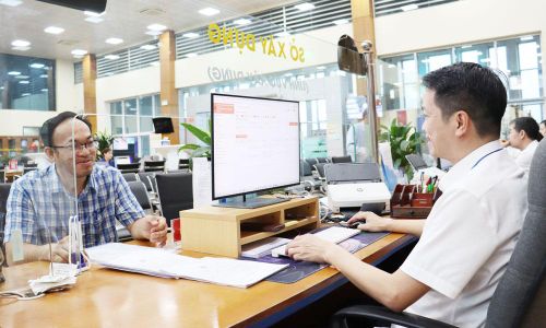 Cán bộ Sở Xây dựng tại Trung tâm Phục vụ hành chính công tỉnh trực tiếp giải đáp các vướng mắc của doanh nghiệp.