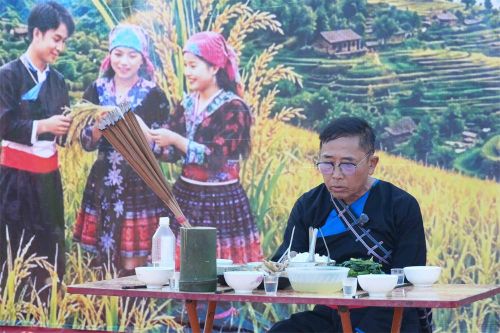 Thầy cúng thực hiện nghi thức trong Lễ cúng cơm mới tại lễ hội.