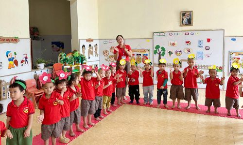 Cô và trò Trường Mầm non Dương Hưu (xã Dương Hưu).