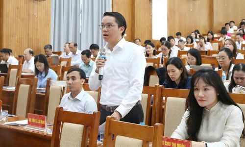 Đồng chí Nguyễn Trung Dũng, Phó Bí thư Thường trực Đảng ủy, Chủ tịch HĐND phường Kinh Bắc phát biểu tại Hội thảo khoa học “Đổi mới công tác đào tạo, bồi dưỡng cán bộ trong bối cảnh chính quyền địa phương hai cấp” do Học viện Chính trị khu vực I (Học viện Chính trị quốc gia Hồ Chí Minh) và Trường Chính trị Nguyễn Văn Cừ tổ chức.
