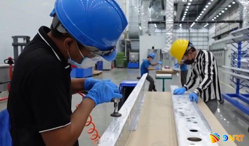 Hoạt động sản xuất trong Khu công nghệ cao Đà Nẵng. Ảnh: THÀNH LÂN