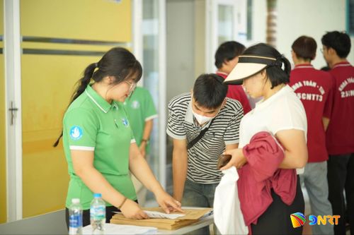 Đội Công tác xã hội, Trường Đại học Sư phạm (Đại học Đà Nẵng) hỗ trợ sinh viên làm thủ tục nhập học. Ảnh: ĐVCC