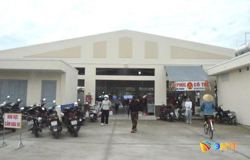 Một góc chợ Hòa Hiệp. Ảnh: KHÁNH LINH