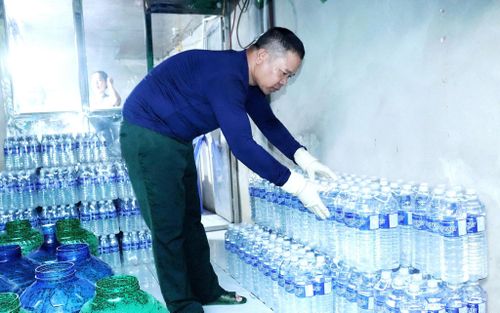Mô hình sản xuất nước uống tinh khiết đóng chai của cựu chiến binh Alăng Bia mang lại thu nhập ổn định cho gia đình. Ảnh: HIỀN THÚY