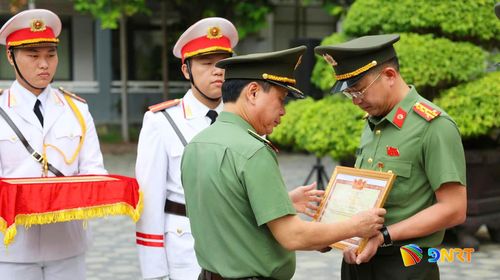 Thiếu tướng Nguyễn Hữu Hợp, Giám đốc Công an thành phố trao danh hiệu Chiến sĩ thi đua toàn lực lượng Công an nhân dân cho Đại tá Nguyễn Đại Đồng, Phó Giám đốc Công an thành phố. Ảnh: A.KHÔI