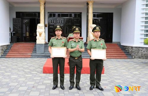 Thiếu tướng Nguyễn Hữu Hợp (đứng giữa) trao bằng khen cho Đại tá Nguyễn Đại Đồng và Thượng tá Nguyễn Kim Trung, Phó Giám đốc Công an thành phố. Ảnh: A.KHÔI