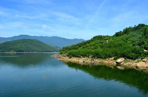 Một góc hồ Đồng Nghệ (xã Hòa Tiến). Ảnh: Xã Hòa Tiến