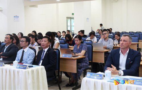 Lãnh đạo Đại học Đà Nẵng, các chuyên gia ngành du lịch tham gia tọa đàm. Ảnh: NGỌC HÀ