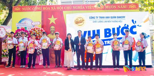 Các em học sinh Trường THCS Nguyễn Phú Hường nhận quà từ chương trình thiện nguyện “Vui bước đến trường”. Ảnh: XUÂN SƠN