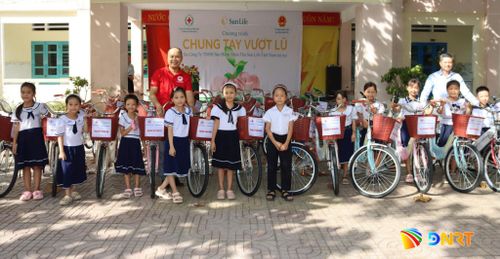 Học sinh Trường Tiểu học Junko phân hiệu 2 (xã Điện Bàn Tây) nhận xe đạp từ chương trình “Chung tay vượt lũ”. Ảnh: XUÂN SƠN