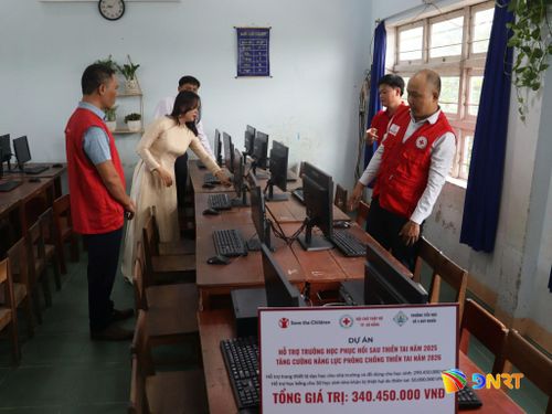 Dự án “Hỗ trợ trường học phục hồi sau thiên tai năm 2025 và tăng cường năng lực phòng, chống thiên tai năm 2026” tặng máy vi tính cho Trường Tiểu học số 4 Duy Nghĩa (xã Duy Nghĩa). Ảnh: Q.TUẤN