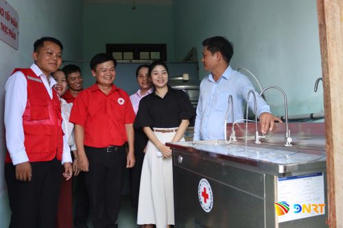Dự án “Hỗ trợ phục hồi tái thiết trong trường học bị ảnh hưởng bởi mưa lũ năm 2025 tại thành phố Huế và thành phố Đà Nẵng” hỗ trợ thiết bị nước sạch cho trường học vùng lũ. Ảnh: XUÂN SƠN