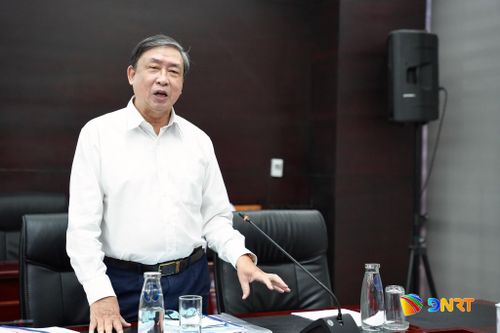 Nhà nghiên cứu Bùi Văn Tiếng góp ý tại cuộc họp. Ảnh: T.CÔNG