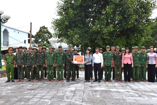 Phó Chủ nhiệm thường trực Ủy ban Công tác Đại biểu của Quốc hội trao quà động viên lực lượng thực hiện Chiến dịch 500 ngày đêm tại Nghĩa trang Liệt sĩ Tông Khao.
