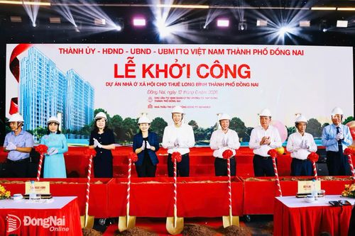 Ủy viên Trung ương Đảng, Bí thư Thành ủy, Trưởng đoàn Đại biểu Quốc hội thành phố Vũ Hồng Văn (giữa) cùng các đồng chí lãnh đạo thành phố dự Lễ khởi động dự án nhà ở xã hội cho thuê tại phường Long Bình.
