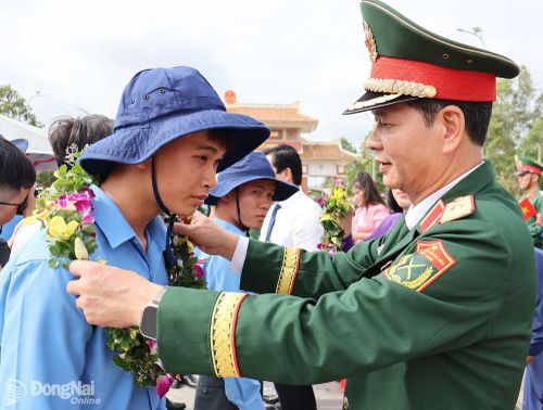 Thiếu tướng Lê Ngọc Hải, Phó Tham mưu trưởng Quân khu 7 trao hoa động viên thành viên Đội K72 Đồng Nai trước giờ xuất quân.