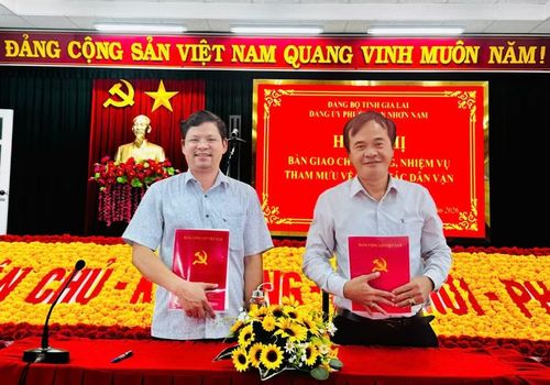  Lãnh đạo Ban Xây dựng Đảng, Đảng ủy phường An Nhơn Nam và Ủy ban MTTQ Việt Nam phường bàn giao nhiệm vụ tham mưu về công tác dân vận. Ảnh: ĐVCC 