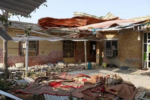 Các mảnh vỡ ngổn ngang quanh ngôi nhà sau vụ tấn công. Ảnh: REUTERS