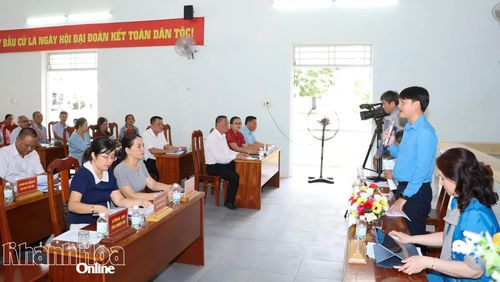 Ông Bùi Hoài Nam gặp gỡ, vận động người dân đồng thuận bàn giao mặt bằng thực hiện Dự án Khu đô thị phức hợp Cam Thượng (xã Cam Lâm).