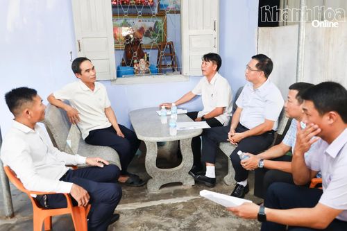 Ông Nguyễn Trung Dũng đến nhà người dân vận động bàn giao mặt bằng Dự án Tuyến đường ven biển Vạn Ninh đi Ninh Hòa.