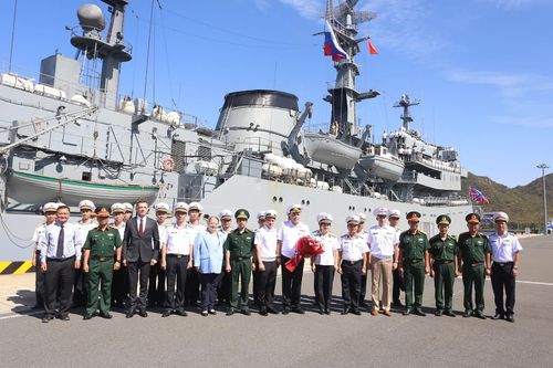 Hai bên chụp ảnh lưu niệm.