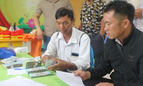 Người dân xã Tả Lèng nhận tiền dịch vụ môi trường rừng năm 2025.