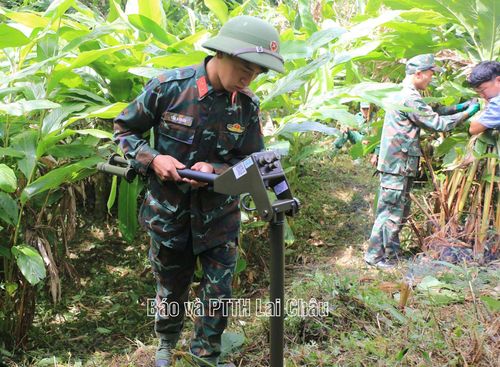 Các chiến sĩ áp dụng máy dò công nghệ cao để tìm kiếm hài cốt liệt sĩ.