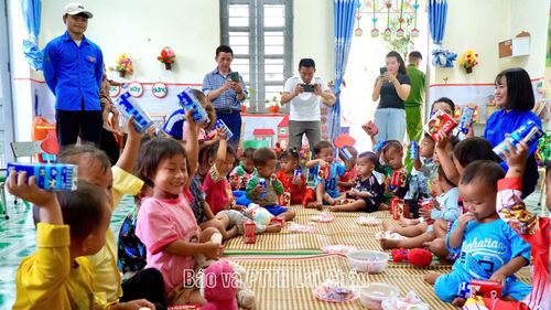 Các em thiếu nhi phá cỗ.