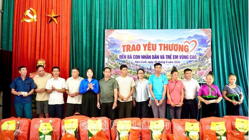Lãnh đạo Tỉnh đoàn, xã Nậm Cuổi trao quà cho các gia đình có hoàn cảnh khó khăn trên địa bàn xã.