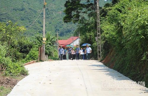 Đường giao thông nông thôn trên địa bàn xã Chi Lăng được bê tông hóa tạo điều kiện thuận lợi cho sinh hoạt, phát triển sản xuất