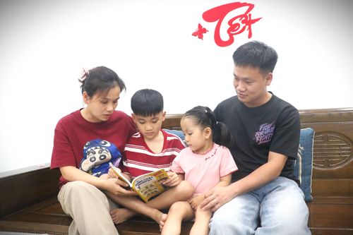 Người dân khối 18, phường Đông Kinh hướng dẫn con học tại nhà theo mô hình xây dựng gia đình học tập