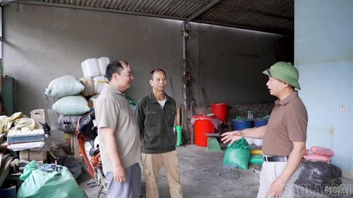Lãnh đạo xã Tú Lệ tuyên truyền, hướng dẫn người dân chủ động phương án bảo đảm an toàn tính mạng, tài sản khi có mưa bão xảy ra.