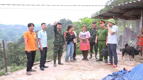 Lãnh đạo xã Trạm Tấu tuyên truyền, nâng cao nhận thức cho người dân trong ứng phó thiên tai.