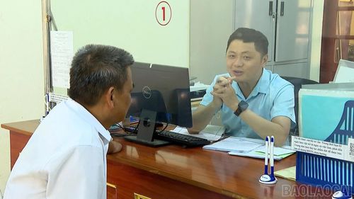 Anh Hoàng Trọng Viên được cán bộ tư vấn, giới thiệu việc làm.