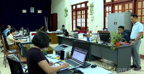 Trung tâm Dịch vụ tổng hợp nội vụ - Sở Nội vụ tỉnh phối hợp với các xã, phường tổ chức các phiên giao dịch việc làm.
